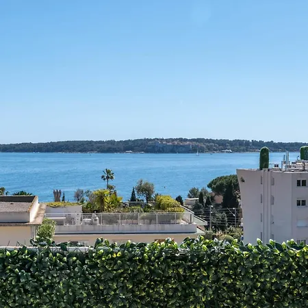 Apartman Unique! 2-br With Pool & Rooftop