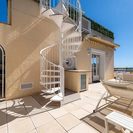 Apartman Unique! 2-br With Pool & Rooftop