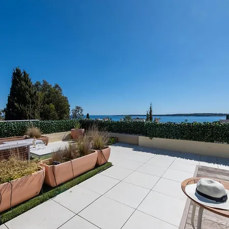 Unique! 2-br With Pool & Rooftop